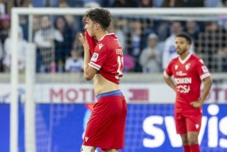 Le désarroi sur les visages de Théo Bouchlarhem et Marquinhos Cipriano après la défaite sur le terrain du Lausanne-Sport